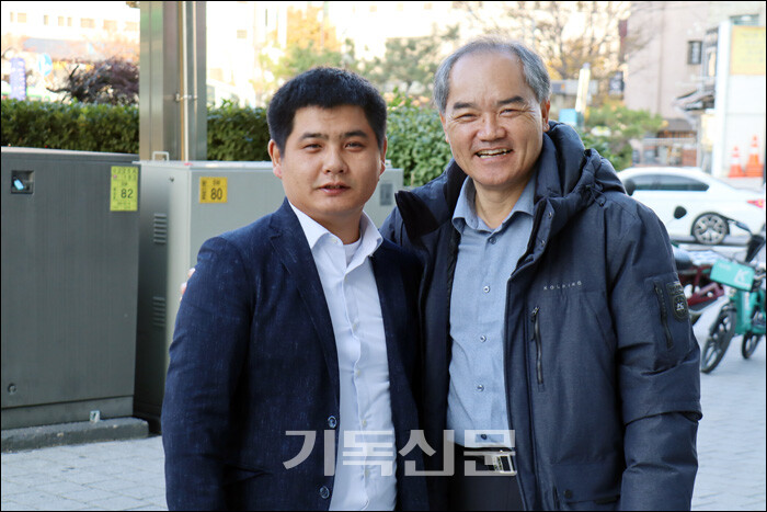 몽골복음주의연맹 회장 알탕 초지 목사(왼쪽)와 이대학 선교사.