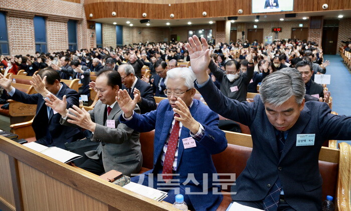 대구지역 목회자와 성도들이 연합평화기도회에서 한반도와 세계평화를 간구하고 있다.