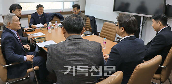 분립위원들이 서울한동노회 양측 관계자들을 불러 입장을 청취하고 있다.