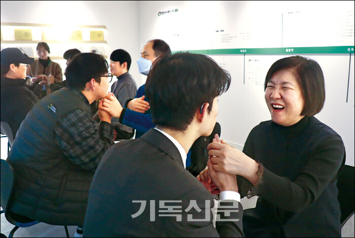 김지현 씨가 농인과 촉수화로 대화를 나누며 해맑게 웃고 있다.