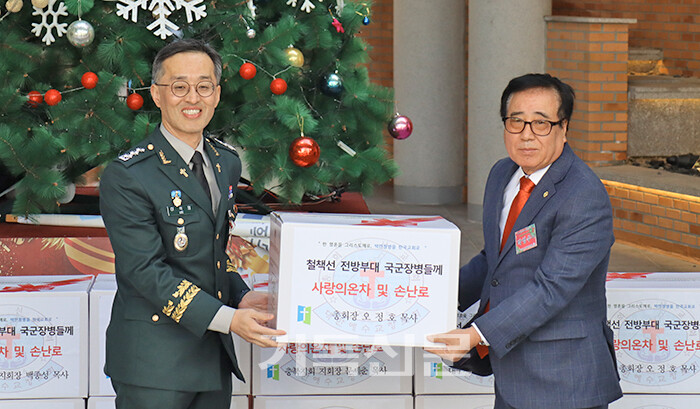 군선교부 부장 박영수 장로(오른쪽)가 한국군종목사단장 이석영 군목에게 사랑의 온차 선물을 전달하고 있다.