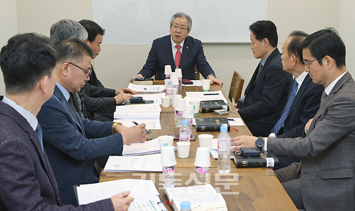 대사회대응위원회 임원들이  배포 방법에 대해 논의를 진행하고 있다.