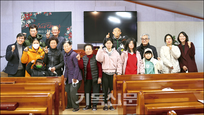 맹선은혜교회는 마을 속 교회이자 주민들에게 사랑받는 교회로 자리매김하고 있다. 지난 해 성탄절에 자리를 함께 한 성도들.