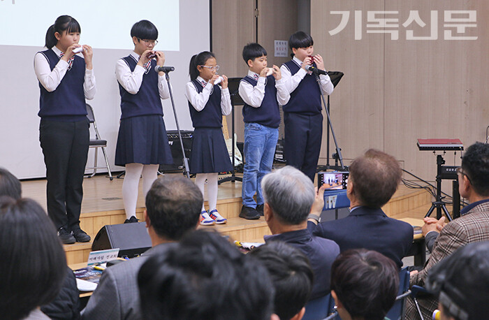 서천성시화운동본부 주최 사랑 나눔 행복콘서트에서 목양교회 지역아동센터 어린이들이 오카리나로 캐럴을 연주하고 있다.
