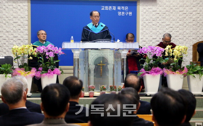 부산신학교 제17대 학장 오태식 목사가 취임사를 하고 있다.