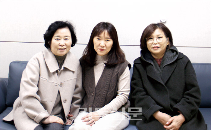 베이비박스를 통해 들어온 아기들을 돌보고 있는 김은자 권사, 국은경 집사, 김영자 권사(왼쪽부터)가 베이비박스 사무실에서 그간 돌봐온 아이들의 이야기를 들려주고 있다.