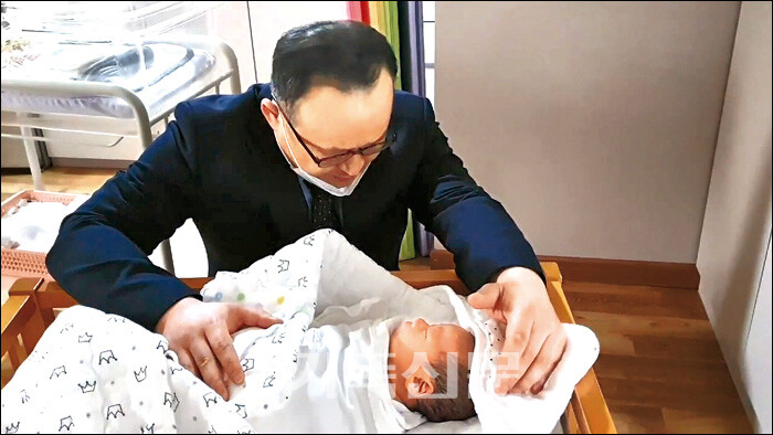 새가나안교회 김영현 부목사가 베이비박스로 들어온 아이를 위해 기도하고 있다.