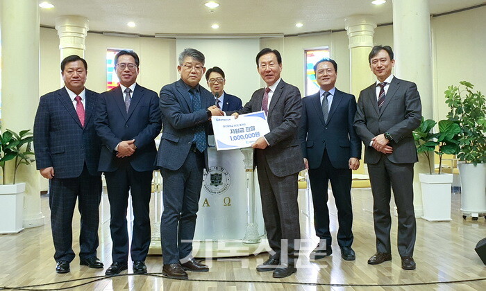 학지부장 양병국 목사(사진 왼쪽 세번째)가 광신대 김경윤 총장에게 SCE 동아리 지원금을 전달하고 있다.