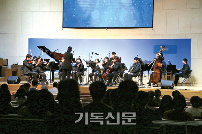 서울 성일교회는 팬데믹으로 단절된 지역 주민들을 위로하고 화합하는 콘서트를 개최해 주목을 받았다. 성일교회 예배당에서 알음 오케스트라가 클래식과 영화 주제음악을 연주하며 주민들의 지친 영혼에 위로를 전하고 있다.