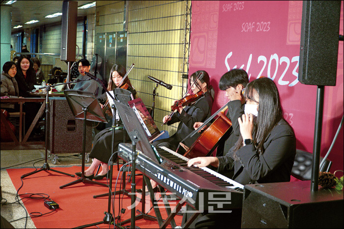 서현교회 청년부로 구성된 ‘스트링 콰르텟’이 서울 합정역에서 크리스마스 캐럴을 연주하고 있다. 서현교회는 올해도 ‘서현 크리스마스 아트 페스티벌’(SCAF)을 통해 세상에 성탄의 참 뜻을 전했다.