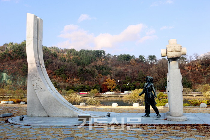 진주 남강 변에 설치된 형평운동기념탑 전경.