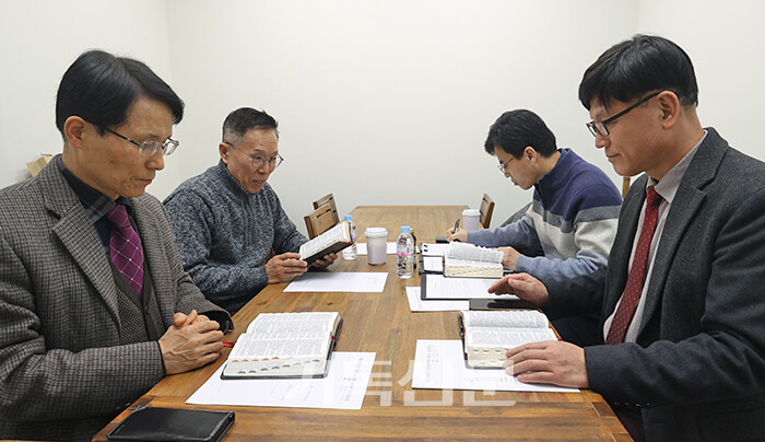총회군선교사회 임원들이 안건을 논의하고 있다.