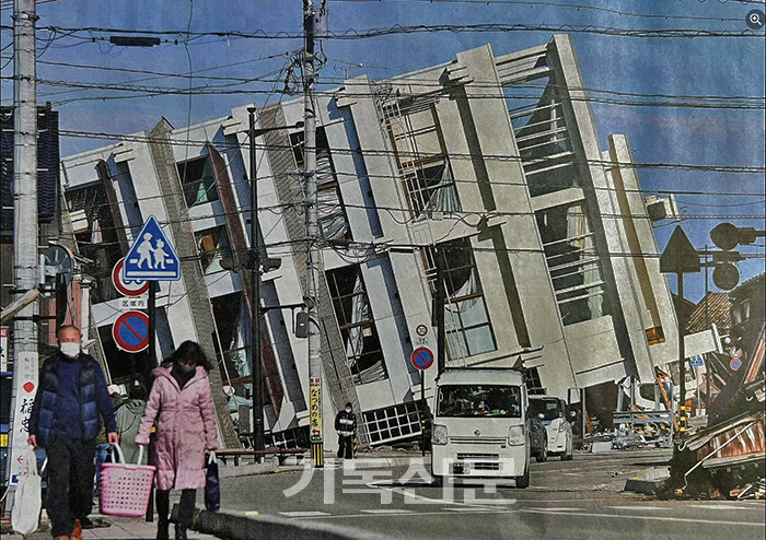 새해 첫날 일본 이시카와현 앞바다에서 진도 7.4의 강진이 발생해 많은 사상자와 이재민이 발생했다. 지진으로 대형 건물이 완전히 붕괴됐다.(사진=SNS 갈무리)