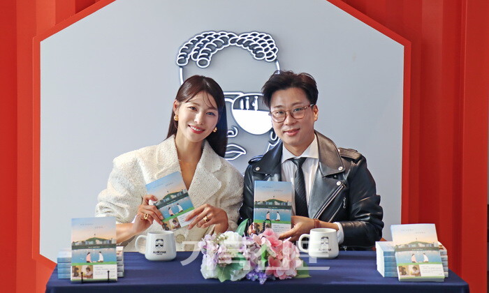 배우 김정화 씨와 CCM 가수 유은성 씨가 함께 펴낸 신간 〈커피 마실래요? 결혼할래요?〉를 기자간담회에서 선보이며 환하게 웃음짓고 있다. 