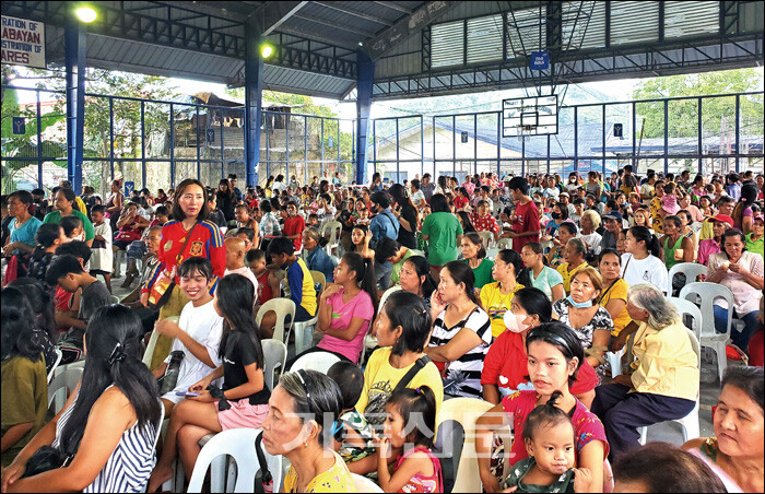 필리핀 단기선교팀이 현지인들과 자리를 함께 했다.