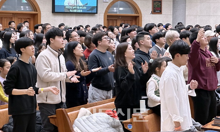 전주 초청교회가 개최한 찬양콘서트에 수많은 청소년과 청년들이 성황을 이루는 모습.