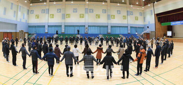 울산노회원들이 신년하례식과 함께 친선체육대회를 열며 화합을 다지고 있다.