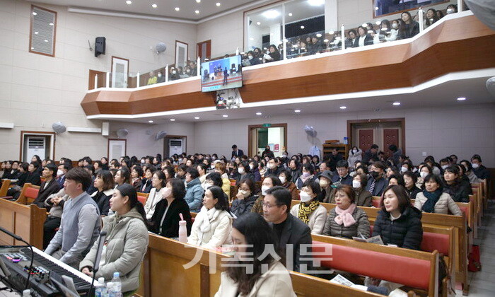 여수노회여전도회연합회 주최 사경회에서 지역 목회자들과 여전도회원들이 말씀에 귀기울이고 있다.