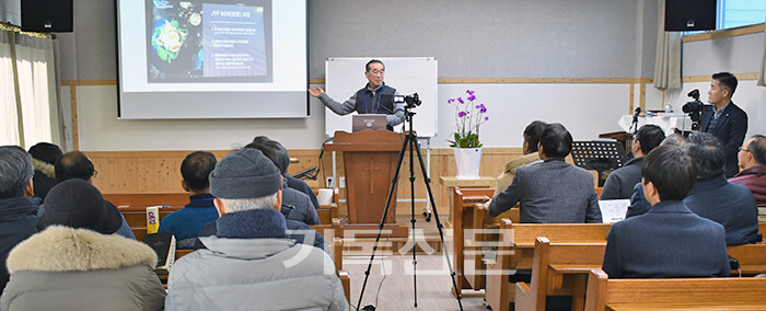 생명농업선교회 주최 연수 프로그램에 참가해 강의에 집중하는 목회자와 성도들.