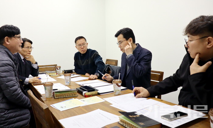 총회군선교사회 임원들이 전략수련회 계획을 논의하고 있다.