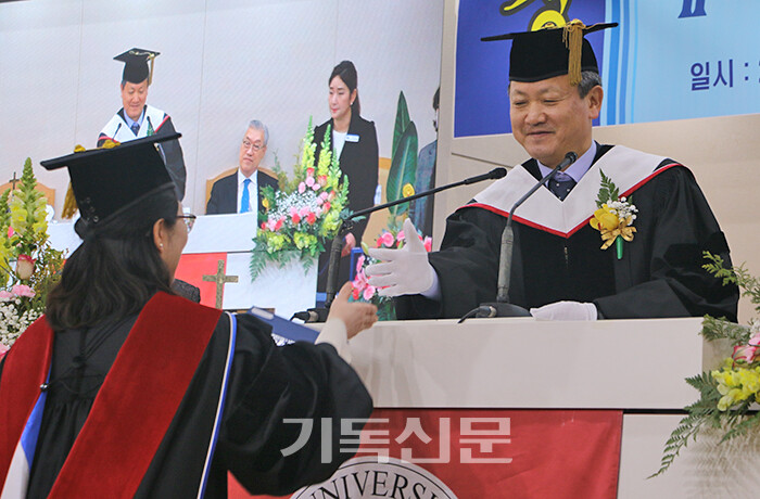 대신대학교 2023학년도 전기졸업식에서 최대해 총장이 졸업생 김명신씨에게 철학박사 학위를 수여하고 있다.