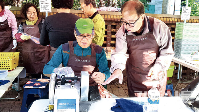 칼갈이전도는 이웃들에게 큰 호응을 받는 전주 모자이크교회의 대표적 사역이다. 시니어세대가 중심을 이루는 칼갈이전도 봉사팀은 서로 척척 맞는 호흡으로 사역을 잘 감당한다.