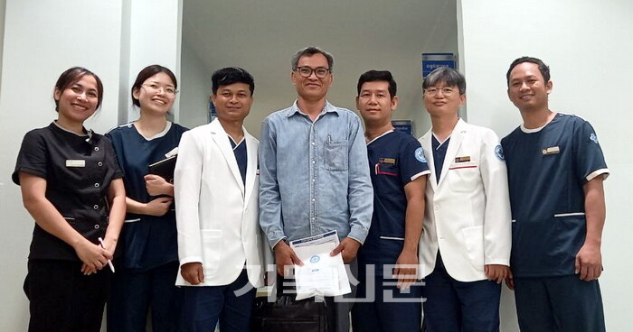 캄보디아예수병원 의료진들이 첫 내과진료를 마치고 기뻐하고 있다.