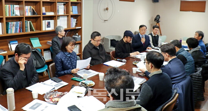 기사연 주관으로 열린 포럼에서 김종구 목사가 발제하고 있다. 이날 포럼은 현재 한국교회의 문제점을 진단하고 교회가 감당해야 할 역할을 논의했다.
