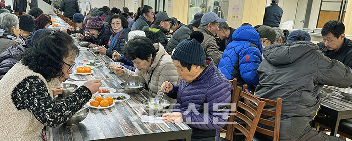 광주중흥교회가 설날을 앞두고 지역주민들을 초청해 떡국을 대접하고 선물을 전달하는 모습.