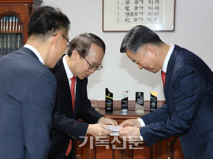 공항벧엘교회 김윤호 장로가 총신을 위해 발전기금 1200만원을 박성규 총장에게 전하고 있다.