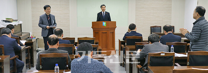 69회기 전국주교 제7차 임원회의를 주재한 김방훈 장로(사진 가운데)가 임원들의 연초 사업 평가 발언을 청취하고 있다.