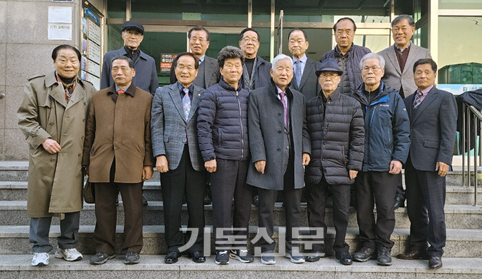 경기노회 증경부노회장회 회원들이 월례회 후 단체사진을 촬영하고 있다.