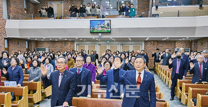 대구경북지역남전도회연합회 회원들이 선교대회를 열고 해외선교지에 교회를 세우는 일에 협력할 것을 다짐하고 있다.