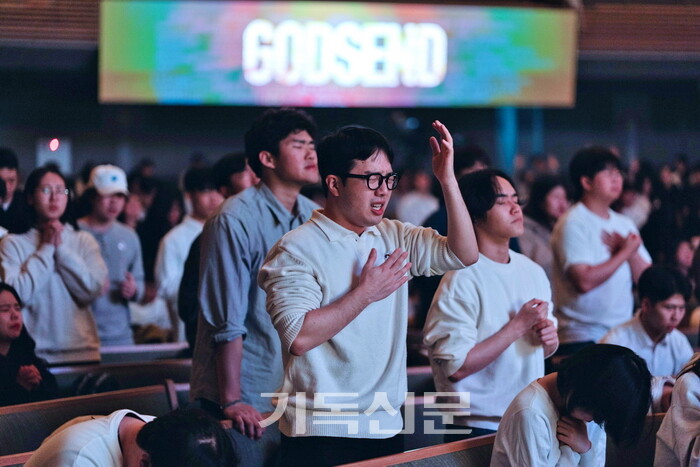 사랑의교회 대학부 청년 1700명이 하나님께 보냄 받은 사명자로 설 것을 다짐하며 밤을 새워 기도하고 있다.