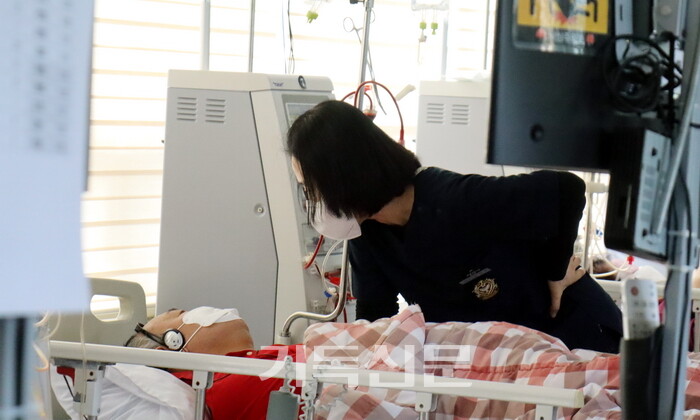 김진희 수간호사는 라파의 집에선 ‘천사’라고 불리운다. 혈액투석에 있어 전문가인 김 간호사에 대해 환우들은 입을 모아 “이런 간호사를 만날 수 있어 감사하다”라며 그녀의 섬김에 아낌없는 감사를 보낸다. 