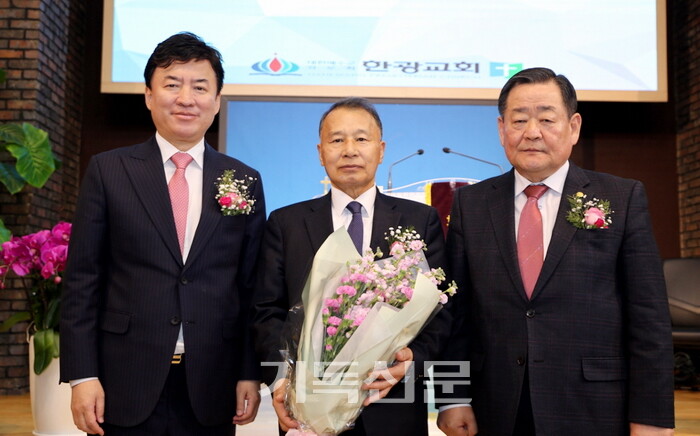 신임회장 우재혁 장로(가운데)와 수석부회장 하정민 장로(왼쪽 첫번째)가 회원들의 축하를 받고 있다.