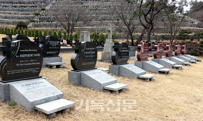 이 땅에 묻힌 호주선교사 8명과 주기철 손양원 등 한국인 순교자들이 함께 잠든 창원 선교사묘역.