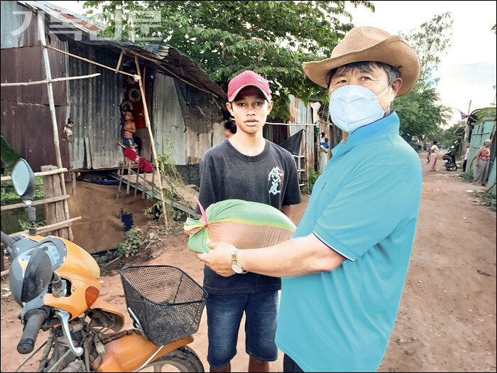 단기선교팀이 현지인에게 쌀을 나누고 있다.