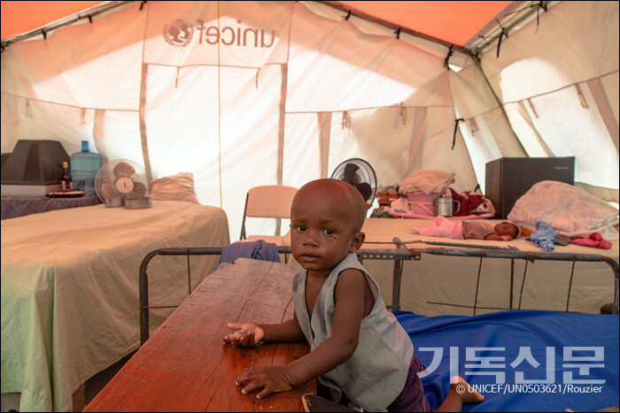 아이티 레카이 소재 유니세프 구호 텐트에 머물고 있는 15개월 아이.(사진=www.unicef.org)