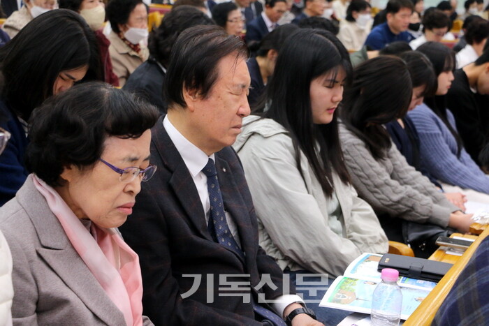 광주광역시 부활절연합예배에 참석한 목회자와 성도들이 남북 평화통일과 세계 평화를 위해 기도하고 있다. 