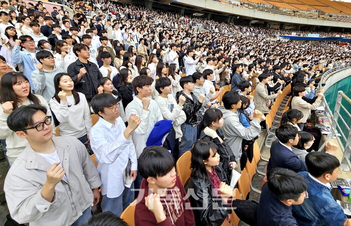 대구광역시 부활절연합예배에 참석한 성도들이 부활의 증인으로 살아가기를 다짐하며 구호를 위치고 있다. 