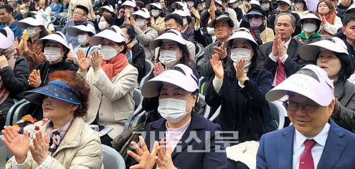 분열을 극복하고 대화합의 장으로 펼쳐진 부산광역시 부활절연합예배에서 성도들이 예배를 드리고 있다. 