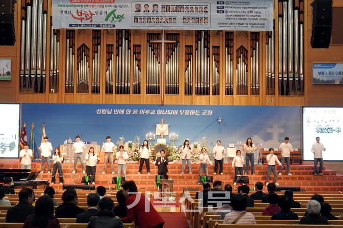 인천광역시기독교총연합회가 부활절 주일 새벽을 맞아 하늘꿈교회에서 연합예배를 열고 부활하신 예수 그리스도를 찬양하고 있다.