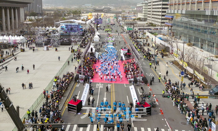 부활절 행진은 광화문 광장을 시작으로 청계천과 서울광장을 지나 3.4km의 거리를 다니며 예수님 부활의 기쁨을 알렸다.