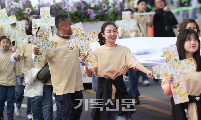 새이레기독학교가 꽃십자가를 들고 행진하고 있다