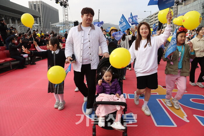 기독대안학교(CGS) 일원들이 부활절 퍼레이드 깃발과 CTS마스코트 예삐 풍선을 들고 광화문 일대를 행진하고 있다.(