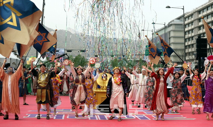 효자천성교회 성도들의 다윗의 깃발과 황금 언약궤를 들고 하나님께 영광을 올려드리고 있다