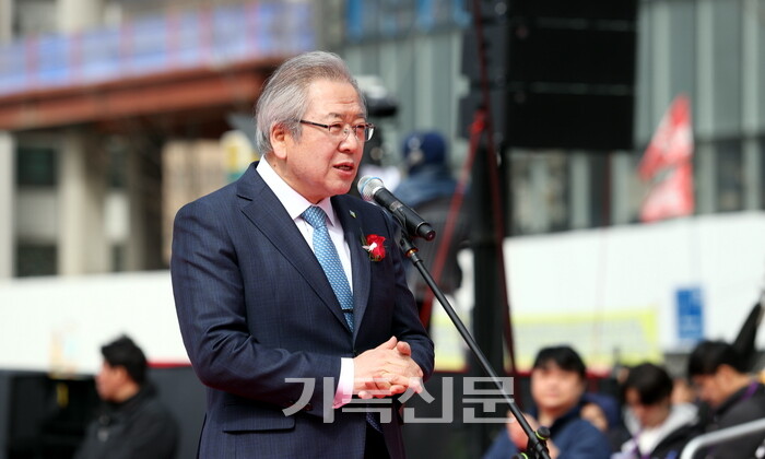 올해로 두 번째를 맞는 부활절 퍼레이드에서 오정호 목사가 환영사를 전달하고 있다. 오 목사는 “부활의 주님과 함께 일어나라”고 강조하며 나라와 교회의 부활을 소망했다.