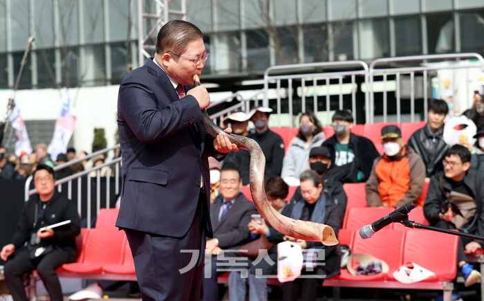 소강석 목사의 양각나팔 소리로 행진을 시작했다