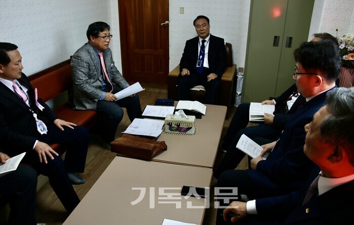 정치부원들이 김영우 목사에 대한 고소 건에 대해 논의하고 있다.